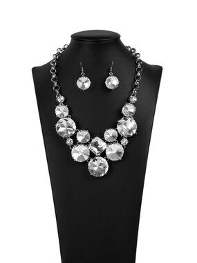 NWT Unpredictable Paparazzi Zi Necklace